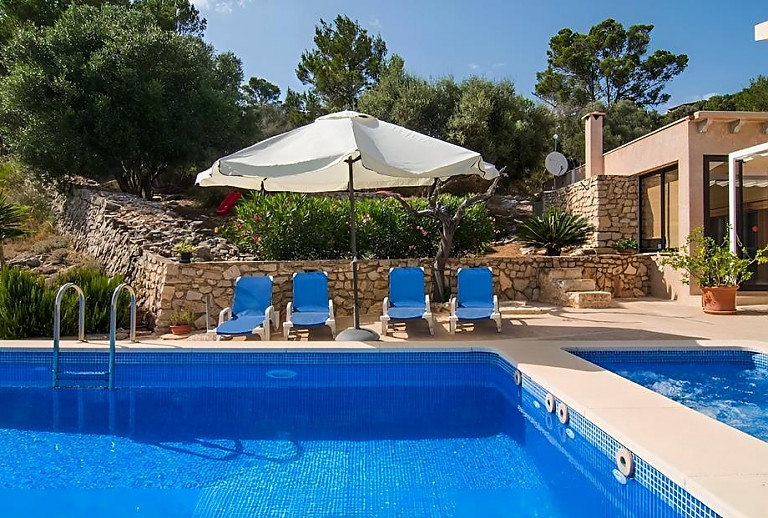 Sonnenschirm und Sonnenliegen am Pool