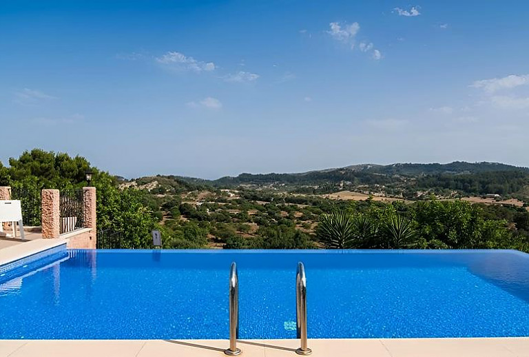 Weitblick über die Landschaft vom Pool