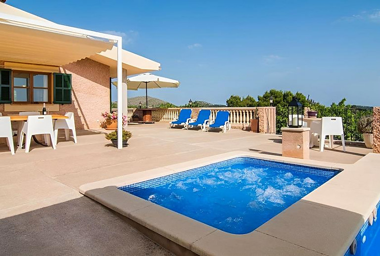 Terrasse am Pool mit Gartenmöbeln