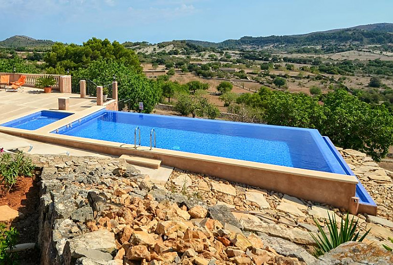Poolterrasse mit Weitblick