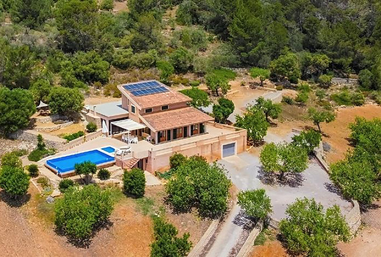Luftaufnahme vom Grundstück mit Pool und Finca