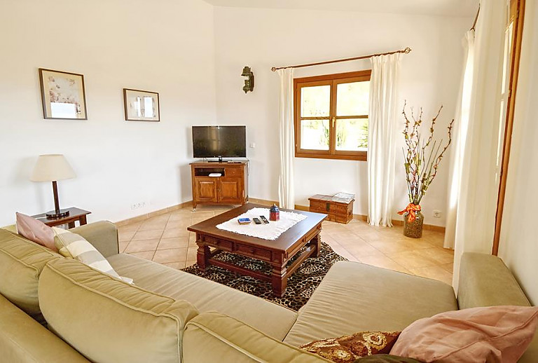 Wohnzimmer mit Fernseher und Couch