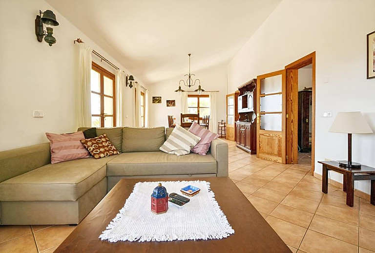 Wohnzimmer mit Essbereich und Couch