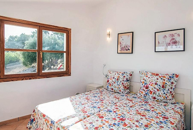 Schlafzimmer mit Einzelbetten und Nachttisch