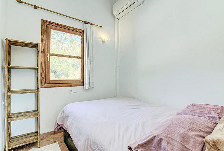 Schlafzimmer mit Doppelbett und Fenster