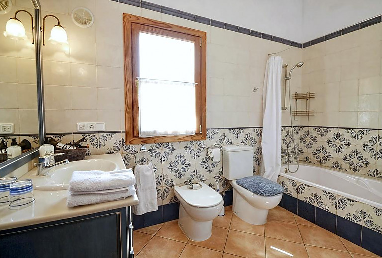 Bad mit Wanne und WC