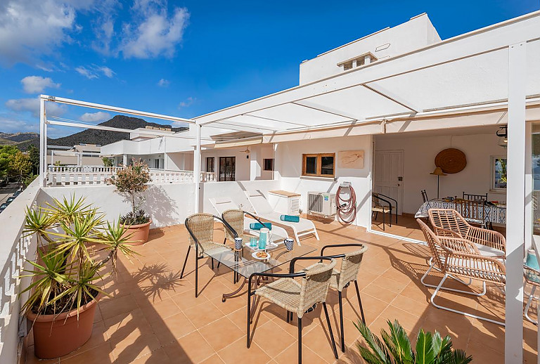 Terrasse mit Sonnenliegen und Esstisch