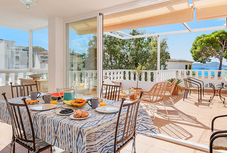 Wohnzimmer mit Terrasse und Essbereich