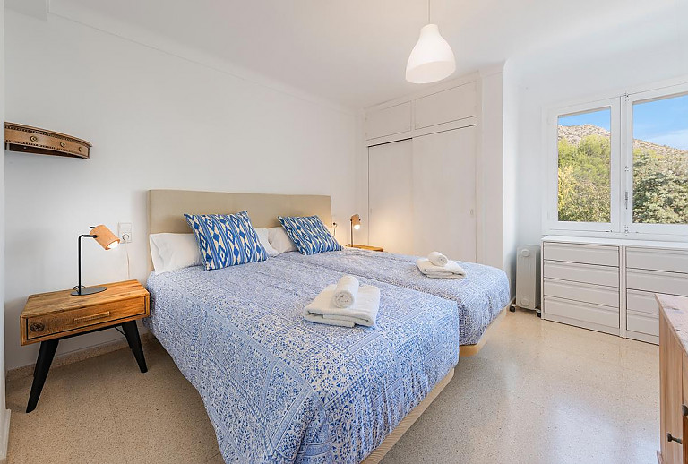 Schlafzimmer mit Einzelbetten und Kommode