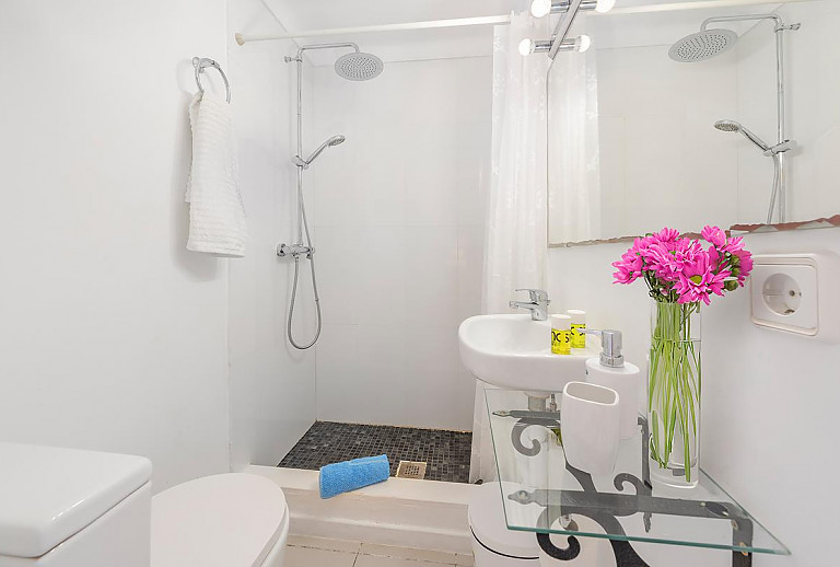 Badezimmer mit Dusche und Waschbecken
