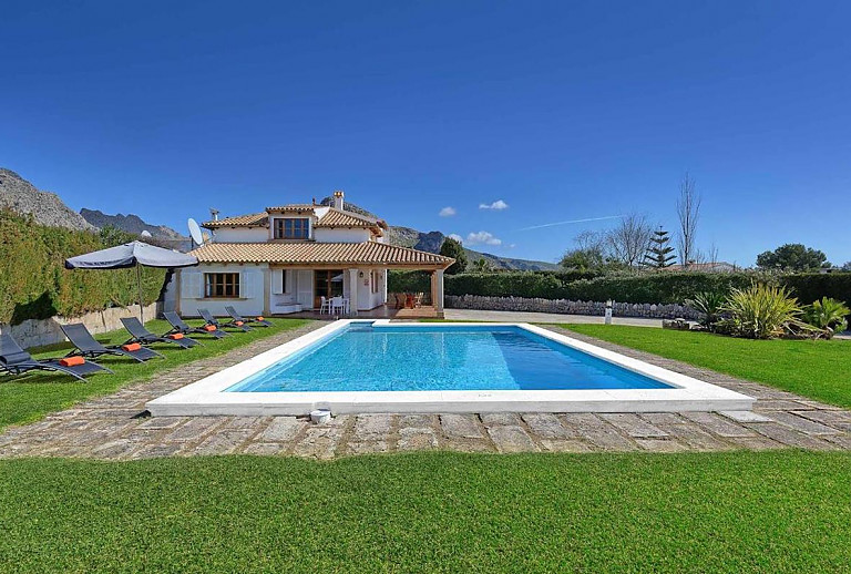 Außenbereich mit Pool und Rasen