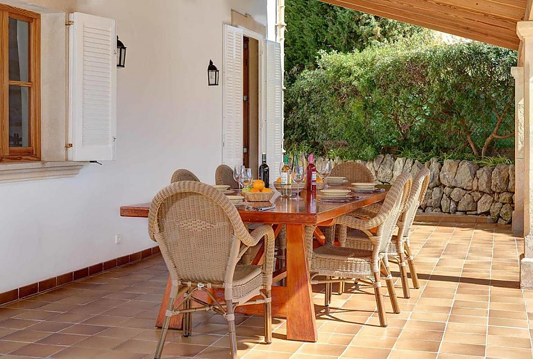 Terrasse mit Vordach und Esstisch
