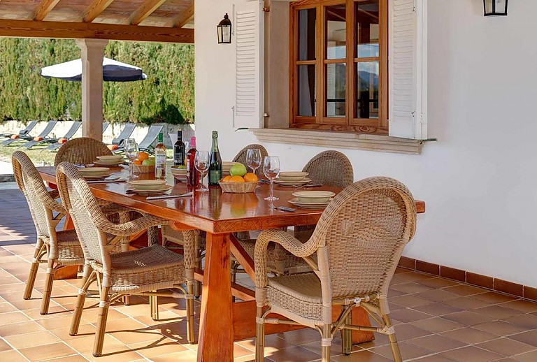 Terrasse mit Blick in den Garten und Esstisch