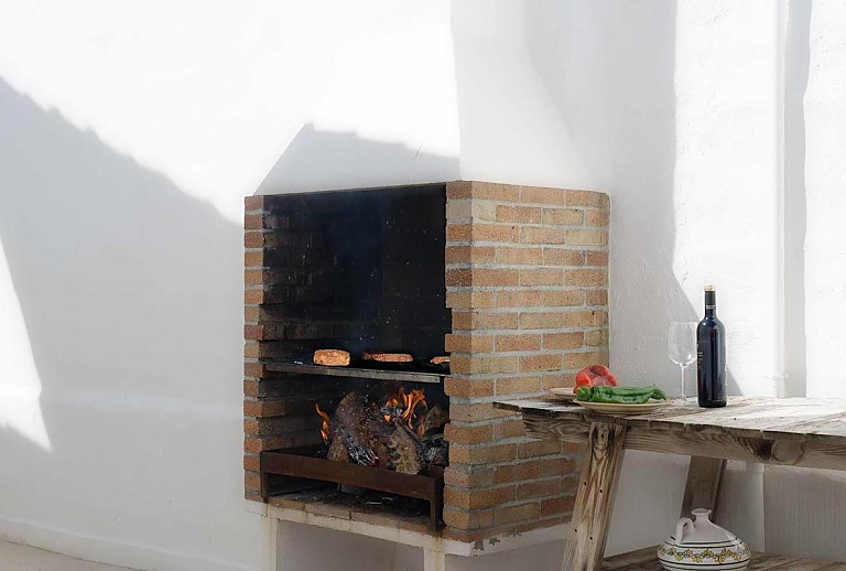 Grill und Beistelltisch im Garten