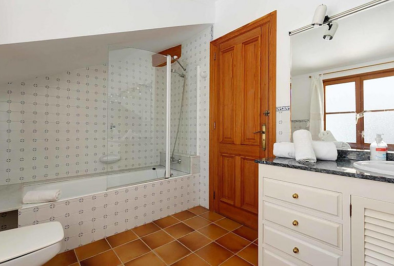 Bad mit Wanne und Waschbecken