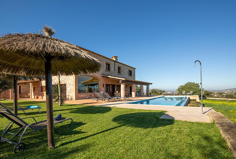 Poolliegen und Sonnenschirm auf dem Rasen