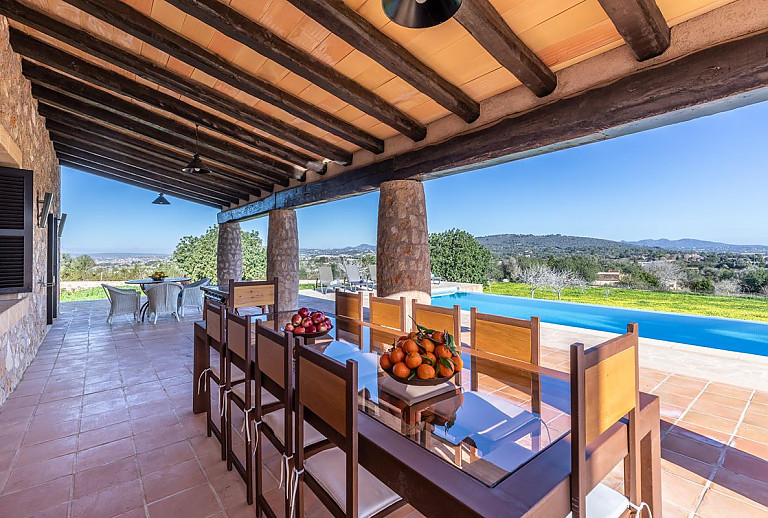 Terrasse mit Vordach und Esstisch