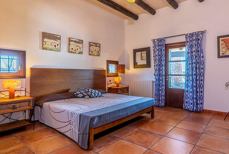 Schlafzimmer mit Doppelbett und Heizung