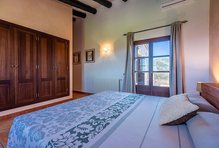 Schlafzimmer mit Doppelbett und Wandschrank