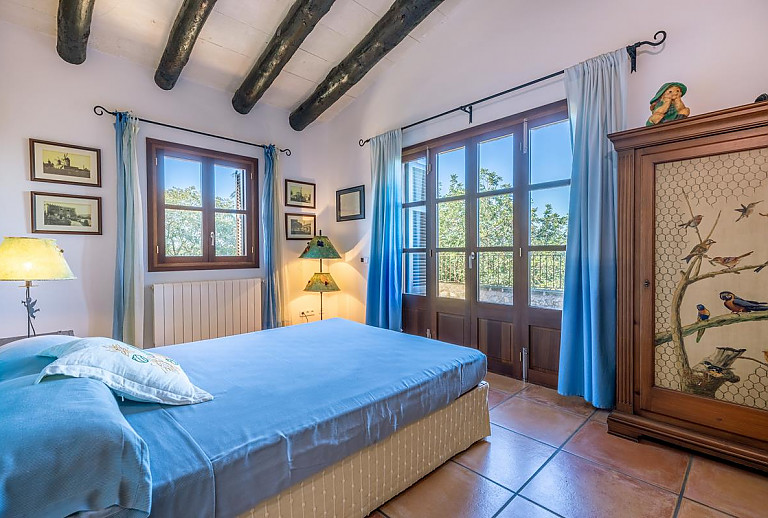 Schlafzimmer mit Doppelbett und Terrassentür