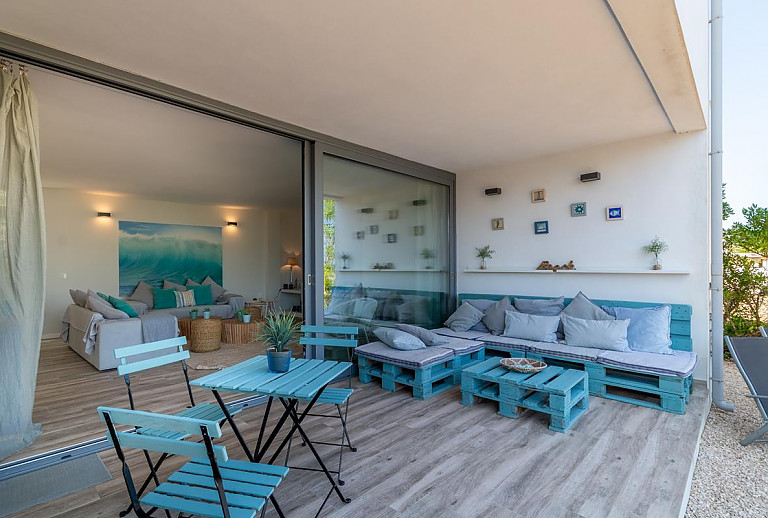 Paletten Möbel auf der Terrasse 