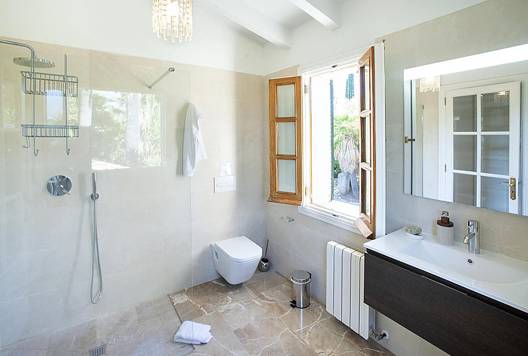 Bad mit Dusche und WC