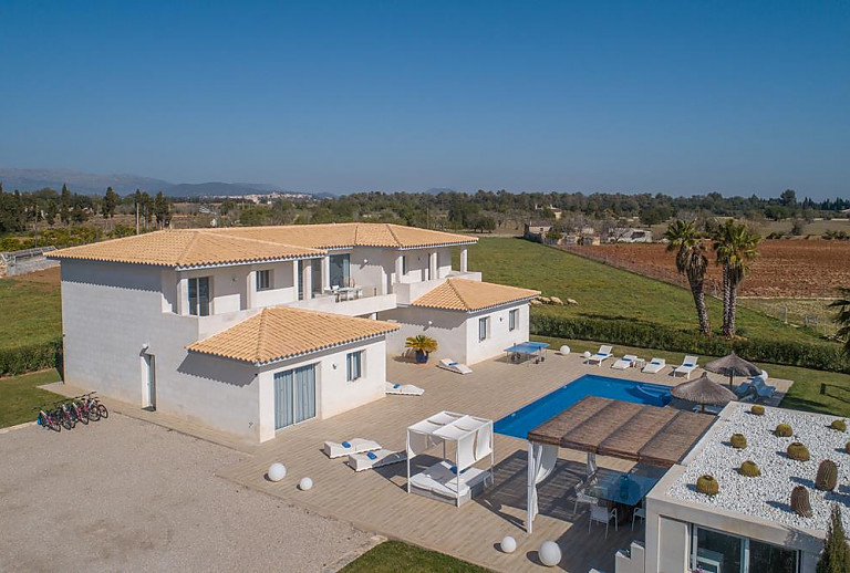 Poolterrasse mit Sonnenliegen vor der Finca