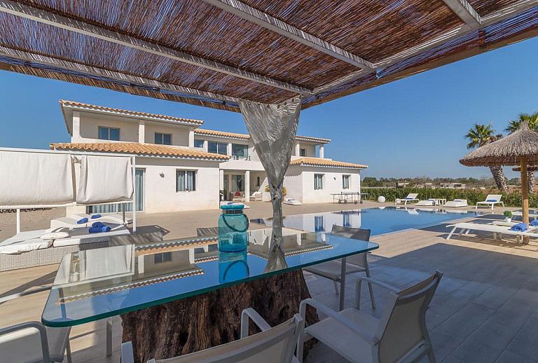 Terrasse mit Vordach am Poolbereich