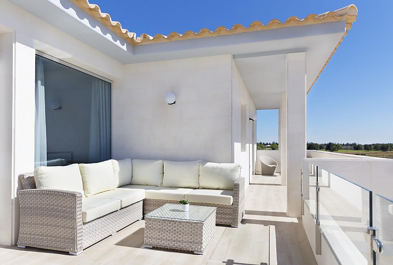 Couch auf der Terrasse mit Weitblick