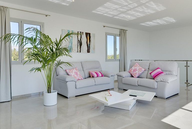 Wohnzimmer mit Sofa und Couchtisch