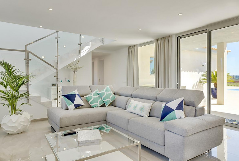 Wohnzimmer mit Couch und Terrassenzugang