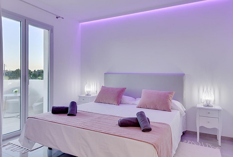 Schlafzimmer mit Doppelbett und Balkon