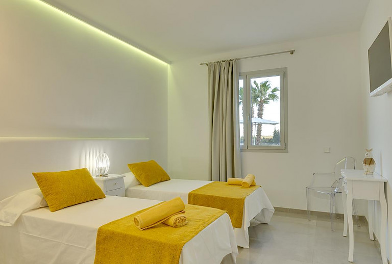 Schlafzimmer mit Einzelbett und Fernseher