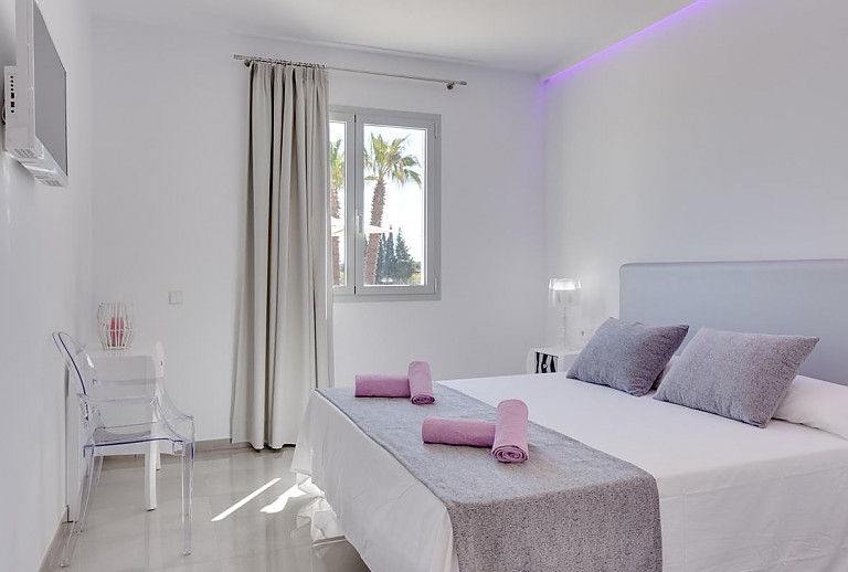 Schlafzimmer mit Doppelbett und Fenster
