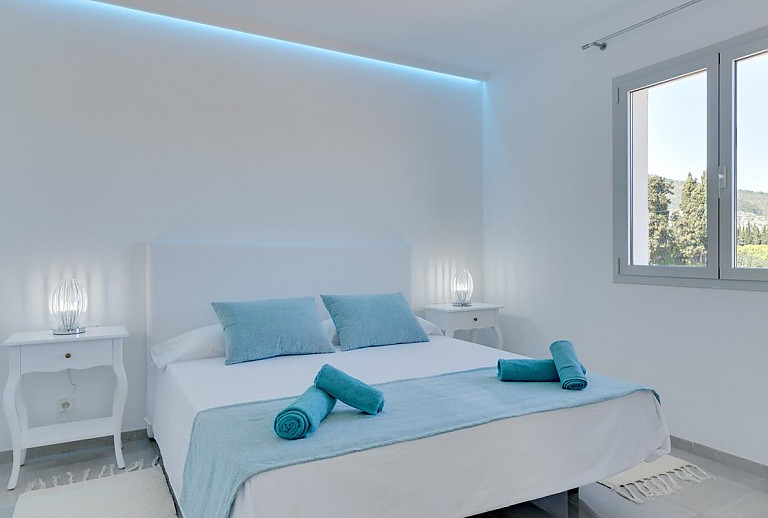 Schlafzimmer mit Doppelbett und Nachttisch