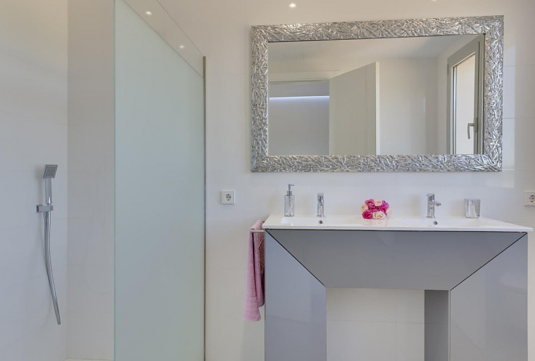 Badezimmer mit Dusche und Waschbecken