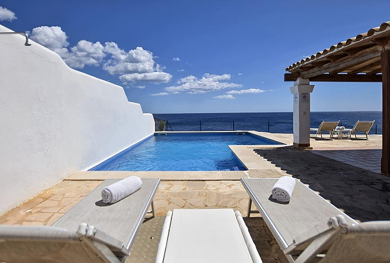 Sonnenliegen am Pool mit Meerblick