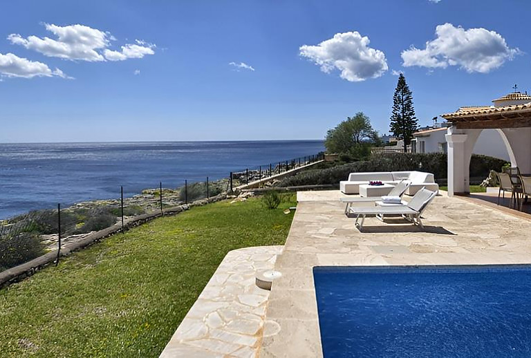 Rasen und Pool vor dem Ferienhaus