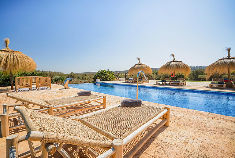 Pool mit Sonnenliegen und Weitblick