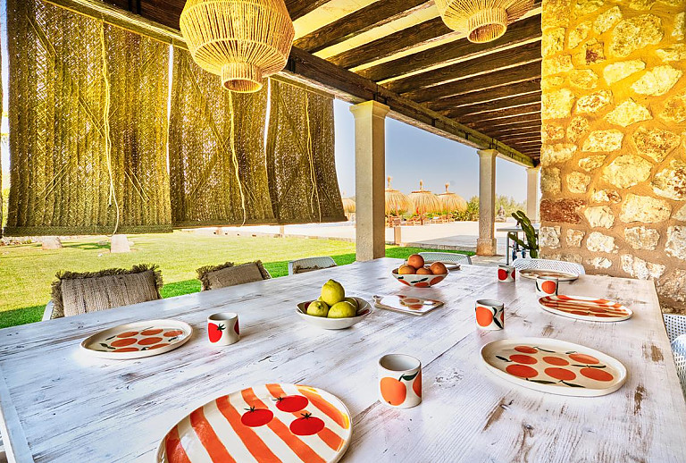Terrasse mit Vordach und Blick auf den Pool