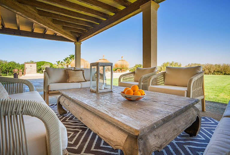 Terrasse mit Vordach und Gartenmöbel