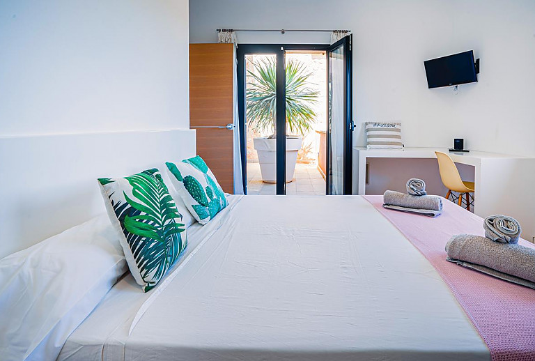 Schlafzimmer mit Doppelbett und Terrassenzugang
