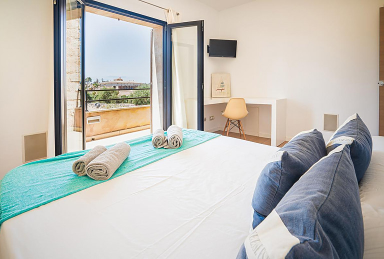 Schlafzimmer mit Doppelbett und Balkon