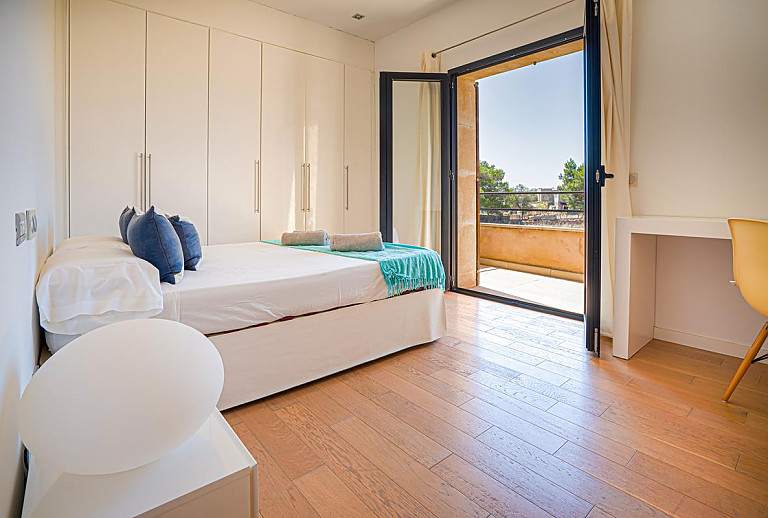 Schlafzimmer mit Doppelbett und Wandschrank