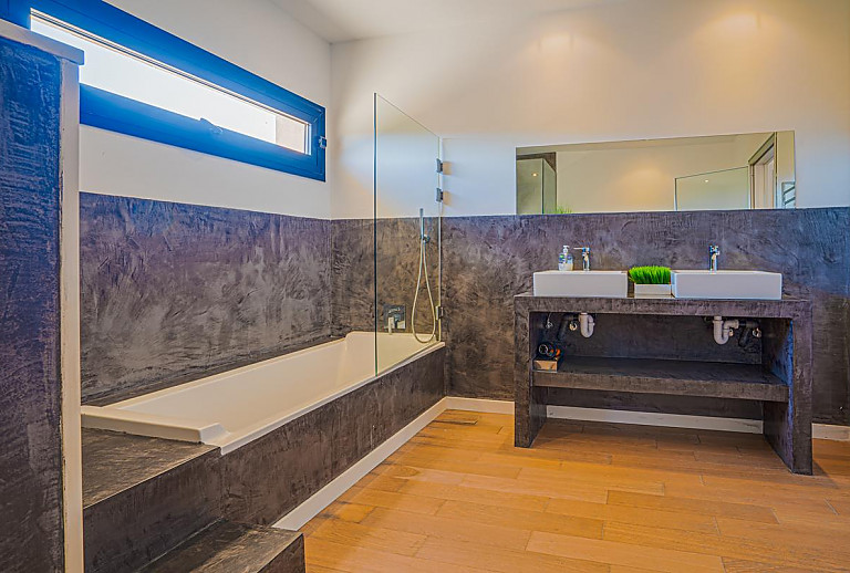 Badezimmer mit Wanne und Waschtisch