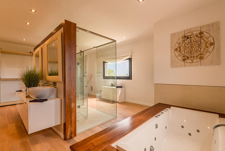 Wanne und Dusche im Bad