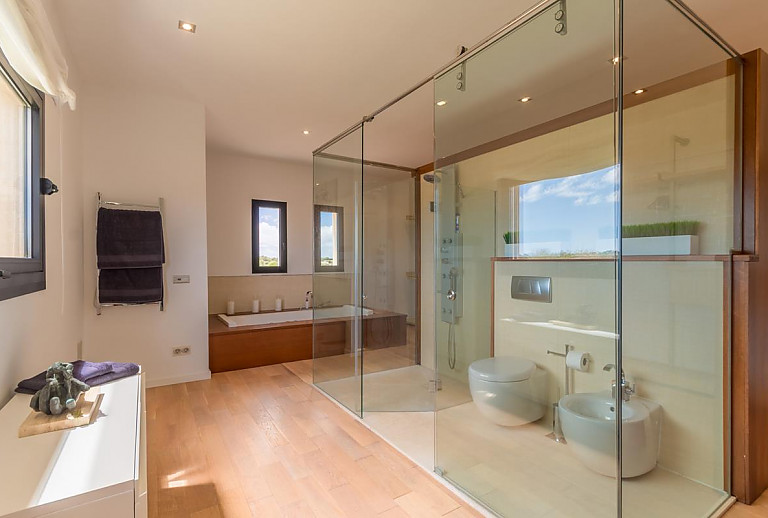 Dusche und WC im Badezimmer