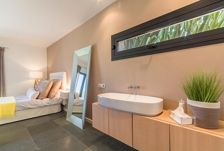 Schlafzimmer mit Einzelbett und Waschbecken