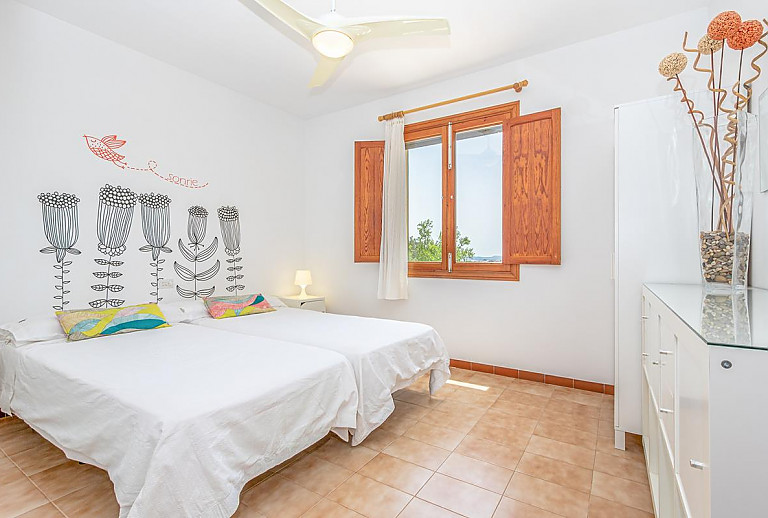 Schlafzimmer mit Einzelbetten und Fenster