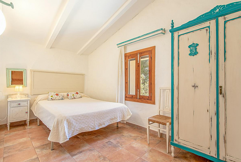 Schlafzimmer mit Doppelbett und Fenster